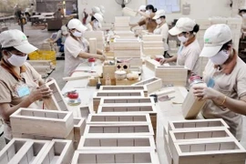 Một dây chuyền sản xuất đồ gỗ xuất khẩu. (Ảnh: An Hiếu/TTXVN)