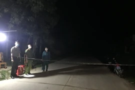 Lập các chốt kiểm soát tạm thời để kiểm soát người ra vào khu vực xã xã Vạn Xuân, huyện Thường Xuân. (Ảnh: TTXVN phát)