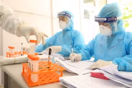 Nhân viên y tế lấy mẫu xét nghiệm COVID-19. (Ảnh: Minh Quyết/TTXVN)
