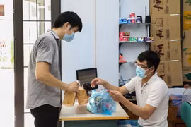 Cung cấp nhu yếu phẩm cho sinh viên Đại học Quốc gia Hà Nội. (Nguồn: qdnd)