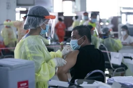 Nhân viên y tế tiêm vaccine phòng COVID-19 cho người dân tại thủ đô Vientiane của Lào ngày 17/6 vừa qua. (Ảnh: THX/TTXVN)