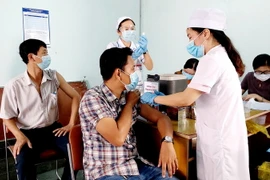 Tiêm vaccine phòng COVID-19 cho công nhân tại điểm tiêm Khu công nghiệp Trà Nóc 1. (Ảnh: Thu Hiền/TTXVN)