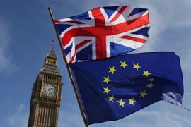 Quốc kỳ Anh (phía trên) và quốc kỳ EU (phía dưới) tại London, Anh. (Ảnh: AFP/TTXVN)