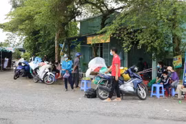 Người dân các tỉnh miền Tây chờ thông chốt về quê tại chốt N2, thuộc địa bàn huyện Tháp Mười, tỉnh Đồng Tháp. (Ảnh: Thanh Bình/TTXVN)