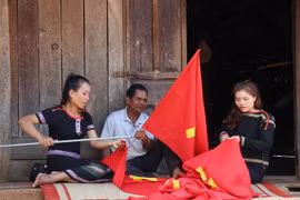 Người dân tự nguyện bỏ công, sức để thực hiện thực hiện “đường cờ” chào mừng Đại hội lần thứ XIII của Đảng. (Ảnh: Tuấn Anh/TTXVN)