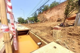 Dự án chống sạt lở tại xã Phú Sơn do Công ty TNHH Minh Minh Đạt thi công đang lộ ra nhiều bất cập. (Ảnh: TTXVN phát)