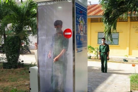 Buồng khử khuẩn tự động cho người trong đang được sử dụng tại Trường Đại học Thông tin Liên lạc, thành phố Nha Trang, tỉnh Khánh Hòa. (Ảnh: TTXVN phát)