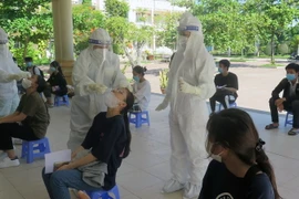 Thí sinh được xét nghiệm sàng lọc SARS-CoV-2 bằng mẫu gộp. (Ảnh: Xuân Triệu/TTXVN)