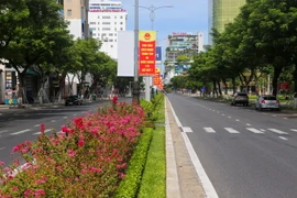 Các tuyến phố tại Đà Nẵng vắng người qua lại, người dân thực hiện nghiêm việc giãn cách xã hội theo nguyên tắc “ai ở đâu thì ở đó” từ ngày 16/8 đến ngày 5/9. (Ảnh: Trần Lê Lâm/TTXVN) 
