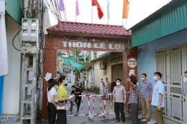 Lực lượng chức năng phong tỏa thôn Lê Lợi, xã Phù Vân, thành phố Phủ Lý. (Ảnh: Nguyễn Chinh/TTXVN)
