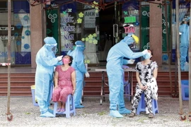 Lấy mẫu xét nghiệm cho người dân ở quận Ninh Kiều. (Ảnh: Trung Kiên/TTXVN)