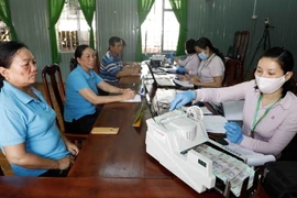 Một buổi làm thủ tục cho đối tượng chính sách vay vốn. (Ảnh: Trần Việt/TTXVN)