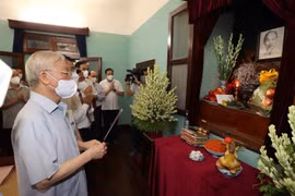 Tổng Bí thư Nguyễn Phú Trọng dâng hương tưởng niệm Chủ tịch Hồ Chí Minh. (Ảnh: Trí Dũng/TTXVN)