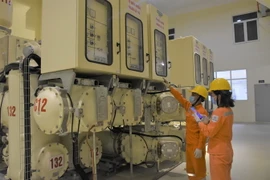 Công nhân EVN HA NOI kiểm tra tình trạng vận hành của thiết bị. (Ảnh: TTXVN phát)