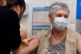 Tiêm vaccine AstraZeneca ngừa COVID-19 cho người dân Australia. (Ảnh: AFP/TTXVN)