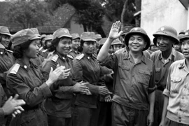 Ngày 5/5/1973, Đại tướng Võ Nguyên Giáp thăm các đơn vị thông tin và quân y tham gia duyệt binh ngày 1/5/1973. (Ảnh: Vũ Tạo/TTXVN)