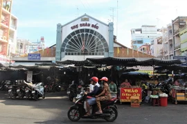 Chợ Châu Đốc, tỉnh An Giang trước giờ giãn cách xã hội theo Chỉ thị 15. (Ảnh: Thanh Sang/TTXVN)