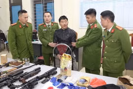 Đối tượng cùng tang vật tại cơ quan công an. (Ảnh: TTXVN phát)