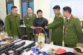 Đối tượng cùng tang vật tại cơ quan công an. (Ảnh: TTXVN phát)
