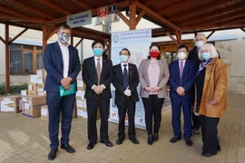 Bộ trưởng Ngoại giao Séc Tomas Petricek và Bộ trưởng Lao động-Xã hội Séc Jana Malacova chứng kiến trao tặng hàng hỗ trợ phòng chống dịch cho Viện dưỡng lão ở Quận Praha 5. (Ảnh: Hồng Kỳ/Vietnam+)