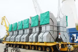 Vận chuyển ông dẫn khí đến hệ thống gia nhiệt đối lưu lên tàu để xuất khẩu sang Thái Lan. (Ảnh: Sỹ Thắng/TTXVN)