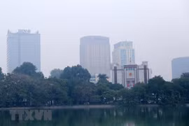 Các tòa nhà cao tầng chìm trong làn sương mờ nhìn từ đường Trần Nhật Duật. (Ảnh: Hoàng Hiếu/TTXVN)