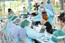 Nhân viên y tế làm việc tại một điểm tiêm vaccine phòng COVID-19 ở Bangkok, Thái Lan. (Ảnh: THX/TTXVN)