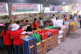 Hàng hóa phong phú đa dạng bày bán phục vụ người dân chọn lựa mua hàng bằng phiếu tại chương trình. (Ảnh: Trần Lê Lâm/TTXVN)