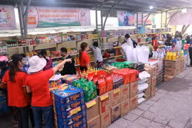 Hàng hóa phong phú đa dạng bày bán phục vụ người dân chọn lựa mua hàng bằng phiếu tại chương trình. (Ảnh: Trần Lê Lâm/TTXVN)