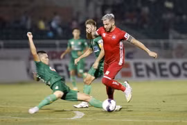 Pha tranh bóng giữa các cầu thủ đội Sài Gòn FC-áo xanh và đội Hải Phòng FC-áo đỏ. (Ảnh: Thanh Vũ/TTXVN)