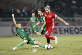 Pha tranh bóng giữa các cầu thủ đội Sài Gòn FC-áo xanh và đội Hải Phòng FC-áo đỏ. (Ảnh: Thanh Vũ/TTXVN)