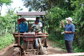 Ông Y Tôn Niê (trái), buôn Gram A2, xã Cư Bao, thị xã Buôn Hồ chốt chặn trên tuyến đường liên buôn để thực hiện mô hình “thôn giữ lấy thôn, buôn giữ lấy buôn.” (Ảnh: Tuấn Anh/TTXVN)