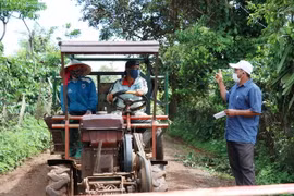 Ông Y Tôn Niê (trái), buôn Gram A2, xã Cư Bao, thị xã Buôn Hồ chốt chặn trên tuyến đường liên buôn để thực hiện mô hình “thôn giữ lấy thôn, buôn giữ lấy buôn.” (Ảnh: Tuấn Anh/TTXVN)