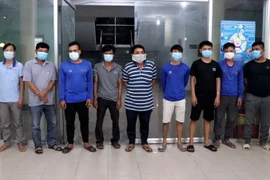 Các đối tượng trong dường dây bị bắt giữ. (Ảnh: Công Thử/TTXVN)