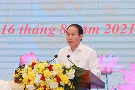 Ông Lê Tiến Châu, Ủy viên Trung ương Đảng, Phó Chủ tịch - Tổng thư ký Ủy ban Trung ương Mặt trận Tổ quốc Việt Nam trình bày báo cáo tại hội nghị. (Ảnh: Phương Hoa/TTXVN)