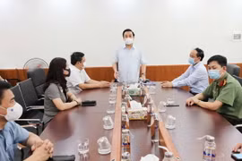 Phó Chủ tịch UBND thành phố Hà Nội Chử Xuân Dũng, Trưởng Ban Chỉ đạo thi, tuyển sinh thành phố Hà Nội năm học 2021-2022 làm việc với Ban Chỉ đạo thi và tuyển sinh quận Hoàn Kiếm. (Ảnh: Thanh Tùng/TTXVN)