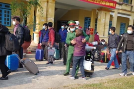 Chiến sỹ tại khu cách ly chia tay công dân hoàn thành thời gian cách ly. (Ảnh: TTXVN phát)