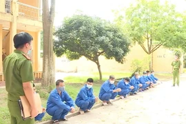 Các đối tượng tại cơ quan công an. (Ảnh: Đinh Tuấn/TTXVN)