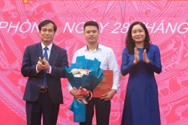 Tác giả nhận giải Nhất Cuộc thi sáng tác tranh cổ động tuyên truyền bầu cử đại biểu Quốc hội khóa XV và đại biểu HĐND các cấp nhiệm kỳ 2021-2026. (Ảnh: An Đăng/TTXVN)