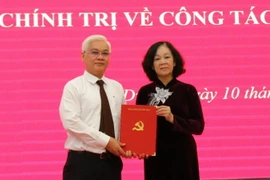 Trưởng Ban Tổ chức Trung ương Trương Thị Mai trao Quyết định của Bộ Chính trị điều động, chỉ định ông Nguyễn Văn Lợi giữ chức Bí thư Tỉnh ủy Bình Dương nhiệm kỳ 2020-2025. (Ảnh: Dương Chí Tưởng/TTXVN)