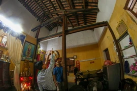 Cán bộ Trung tâm Quản lý bảo tồn di sản văn hóa Hội An, tỉnh Quảng Nam, cùng người dân thường xuyên kiểm tra các nhà cổ trong những thời điểm mưa bão để đảm bảo an toàn cho người dân và di tích. (Ảnh: Trần Lê Lâm/TTXVN)