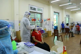Hình ảnh Hà Nội lấy mẫu xét nghiệm sàng lọc COVID-19 diện rộng đợt 2 