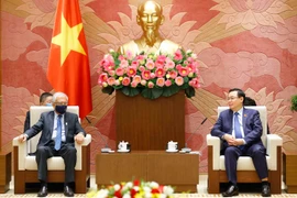 Chủ tịch Quốc hội Vương Đình Huệ và ông Kamal Malhotra tại buổi tiếp. (Ảnh: Doãn Tấn/TTXVN)