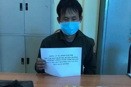 Đối tượng Sộng A Câu bị bắt giữ cùng tang vật. (Ảnh: TTXVN phát)