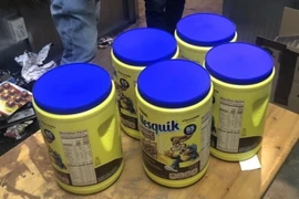 Chất ma túy (nghi là cần sa) bị lực lượng hải quan thu giữ được cất giấu trong các hộp thực phẩm chức năng. (Ảnh: TTXVN phát)