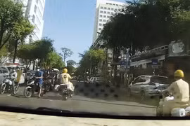 Hình ảnh hai Đại úy Cảnh sát giao thông dẫn đường đưa sản phụ đến bệnh viện. (Nguồn: nhandan)