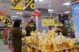 Quản lý thị trường tỉnh Lai Châu kiểm tra hàng hóa tại các siêu thị trên địa bàn. (Ảnh: Nguyễn Oanh/TTXVN)
