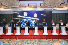 Thượng tướng Nguyễn Tân Cương, Ủy viên Trung ương Đảng, Thứ trưởng Bộ Quốc phòng cùng lãnh đạo các bộ, ngành trong và ngoài quân đội thực hiện nghi thức khai trương Cổng Dịch vụ công của Bộ Quốc phòng. (Ảnh: Trọng Đức/TTXVN)