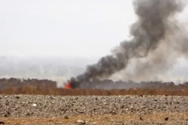 Khói bốc lên trong xung đột giữa lực lượng trung thành với Chính phủ Yemen và phiến quân Houthi tại khu vực al-Jadaan, tỉnh Marib ngày 11/2 vừa qua. (Ảnh: AFP/TTXVN)