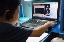Ngày 4/5, học sinh Hà Nội chuyển sang học trực tuyến. (Ảnh: Thanh Tùng/TTXVN)